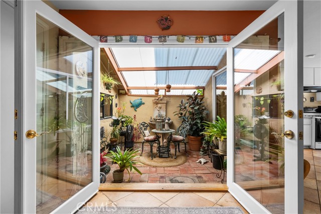 565 Martinique Place, Thousand Oaks CA: https://media.crmls.org/medias/6396e0e3-89bc-47e7-868b-88f5f54a668d.jpg