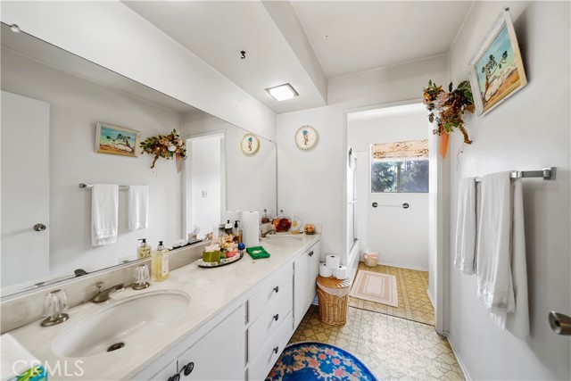 5 Bed Home for Sale in Hollywood Hills, California