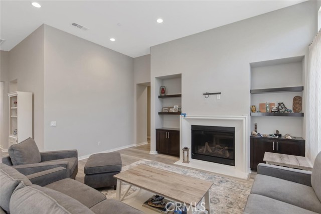 Detail Gallery Image 9 of 47 For 25124 Limetree Ln, Canyon Country,  CA 91387 - 2 Beds | 2/1 Baths