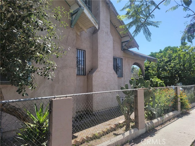 4214 Rosewood Avenue, Los Angeles CA: https://media.crmls.org/medias/639e41cc-337a-4ebe-9dcf-22175a193a0f.jpg