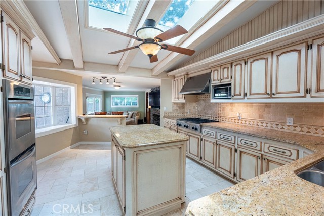 24208 Heritage Lane, Newhall CA: https://media.crmls.org/medias/639ec973-faa0-4f9f-9418-2408e50e89f7.jpg