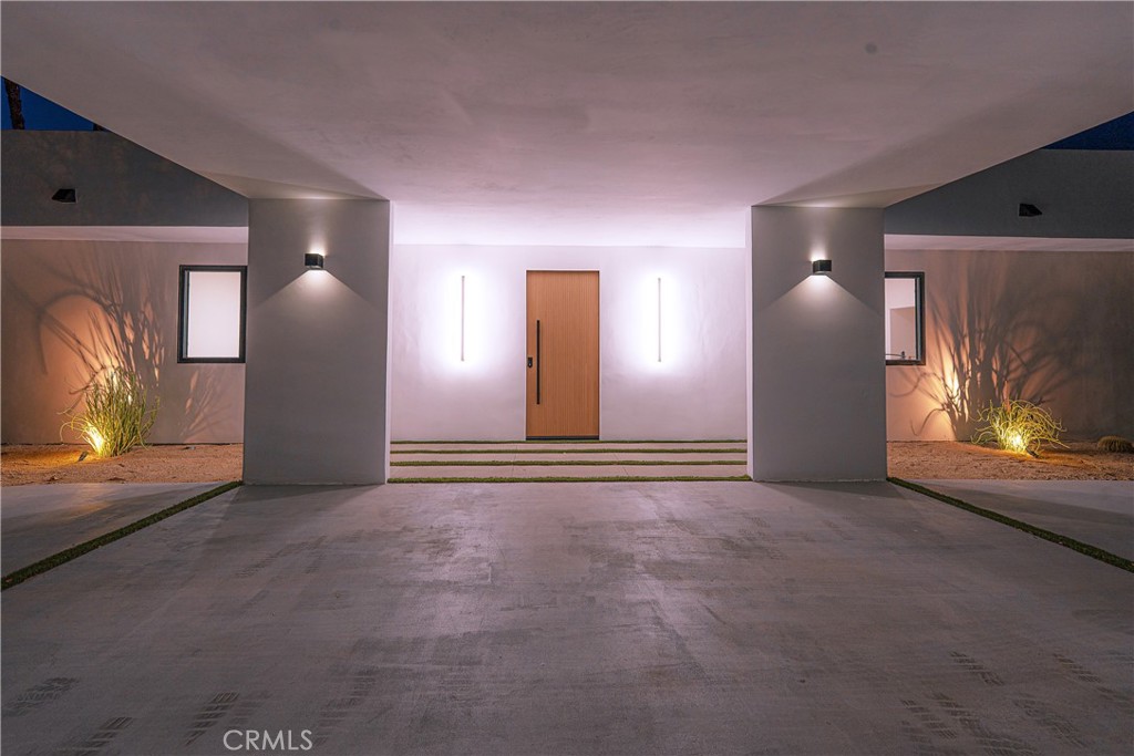 https://media.crmls.org/medias/639efd2b-b9ff-4a82-a334-b0a79c59891f.jpg?preset=X-Large