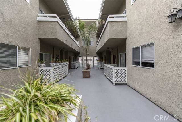 620 N 6th Street, Burbank CA: https://media.crmls.org/medias/639fa685-26c1-498c-ab34-32eaee8a4dcb.jpg