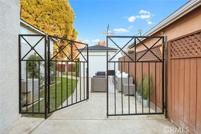 Detail Gallery Image 41 of 49 For 5052 Newcastle, Encino,  CA 91316 - 3 Beds | 2 Baths