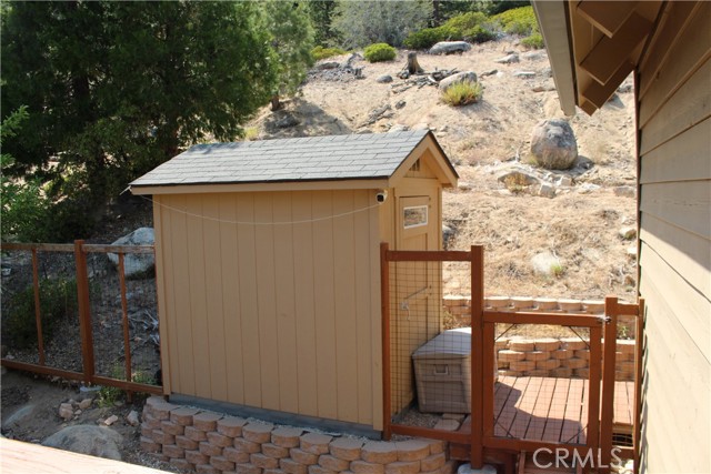 Detail Gallery Image 14 of 44 For 38532 N Shore Dr, Fawnskin,  CA 92333 - 3 Beds | 2/1 Baths