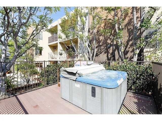 365 Burchett Street, Glendale CA: https://media.crmls.org/medias/63a4a308-7d8e-4539-876f-8f00d1938701.jpg