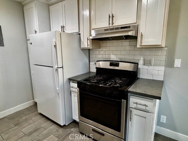 Detail Gallery Image 6 of 18 For 17092 Emerald #E,  Huntington Beach,  CA 92647 - 2 Beds | 1 Baths