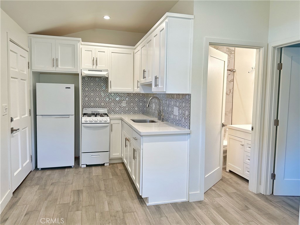 7052 Whitaker, Lake Balboa, CA 91406