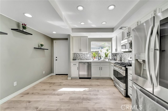 Detail Gallery Image 9 of 31 For 549 Stoney Peak Ct, Simi Valley,  CA 93065 - 3 Beds | 2/1 Baths