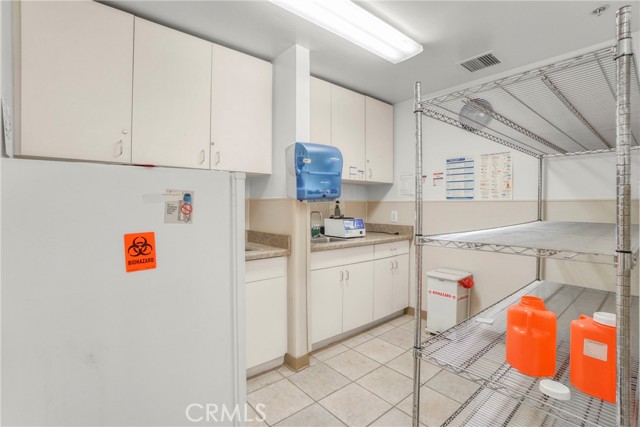 994 South La Brea Avenue, Inglewood, California 90301, ,Commercial Lease,For Rent,994 South La Brea Avenue,CRSB25022780