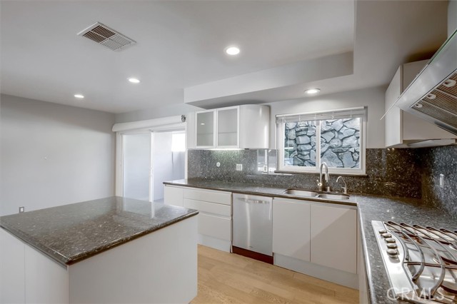 Detail Gallery Image 16 of 66 For 24216 Calvert St, Woodland Hills,  CA 91367 - 5 Beds | 3/1 Baths