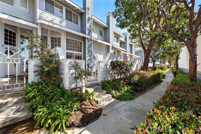 Detail Gallery Image 1 of 1 For 19115 Beachcrest Lane #D,  Huntington Beach,  CA 92646 - 3 Beds | 2/1 Baths