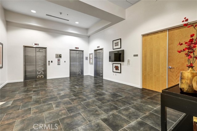 350 W Ash Street, San Diego CA: https://media.crmls.org/medias/63b3a8d6-a279-4743-aa4f-5677f3f286ff.jpg