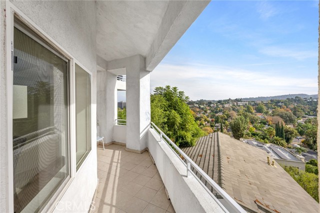 5220 Medina Road, Woodland Hills CA: https://media.crmls.org/medias/63b50079-156b-4a7f-a3e5-def32e0dc2e6.jpg