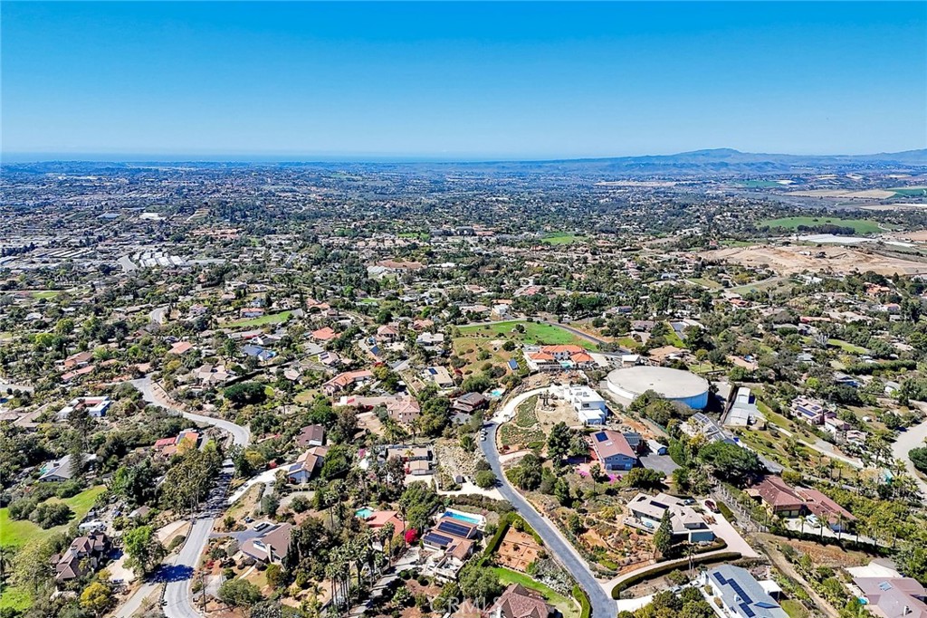 https://media.crmls.org/medias/63b5f39c-bcab-4f0d-bf5a-4377305d159f.jpg?preset=X-Large