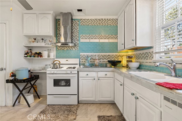 17600 Runnymede Street, Lake Balboa CA: https://media.crmls.org/medias/63b6fe6c-e8ed-43eb-b46c-66d25733ebac.jpg