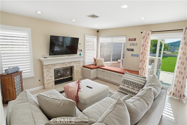 Detail Gallery Image 10 of 30 For 25550 Longfellow Place, Stevenson Ranch,  CA 91381 - 4 Beds | 3 Baths