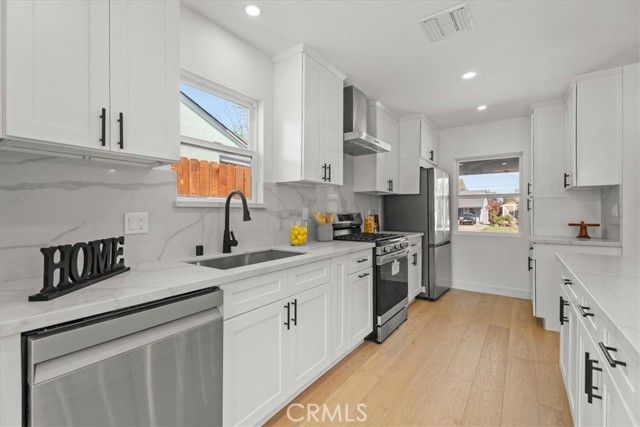 Detail Gallery Image 15 of 44 For 5815 Saloma Ave, Sherman Oaks,  CA 91411 - 4 Beds | 3/1 Baths