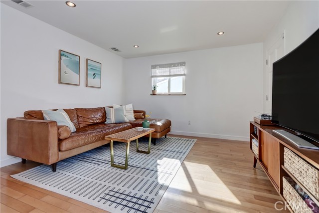 662 Rosecrans Avenue, Manhattan Beach, California 90266, 2 Bedrooms Bedrooms, ,1 BathroomBathrooms,Residential,Sold,Rosecrans,PW21211471