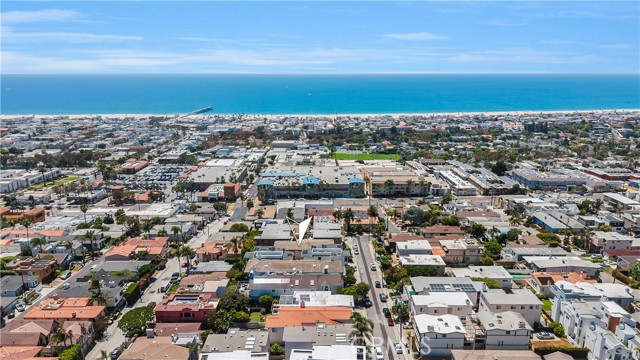 924 17th St, Hermosa Beach CA: https://media.crmls.org/medias/63bb4f00-da84-4f0b-a4da-942a478c1807.jpg