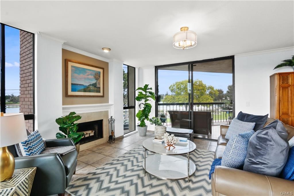 Detail Gallery Image 2 of 13 For 5190 E Colorado St #206,  Long Beach,  CA 90814 - 2 Beds | 2 Baths