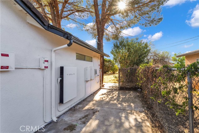 14246 Osage Road, Apple Valley CA: https://media.crmls.org/medias/63c304cc-7802-424b-ab14-4222760144cf.jpg