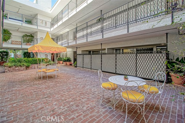 Detail Gallery Image 10 of 59 For 4950 Louise Ave #105,  Encino,  CA 91316 - 2 Beds | 2 Baths