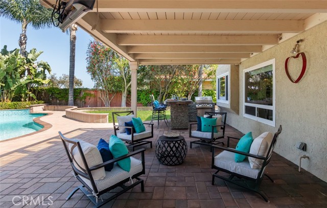 Wonderful Entertaining Patio Areas with Custom Barbecue Island