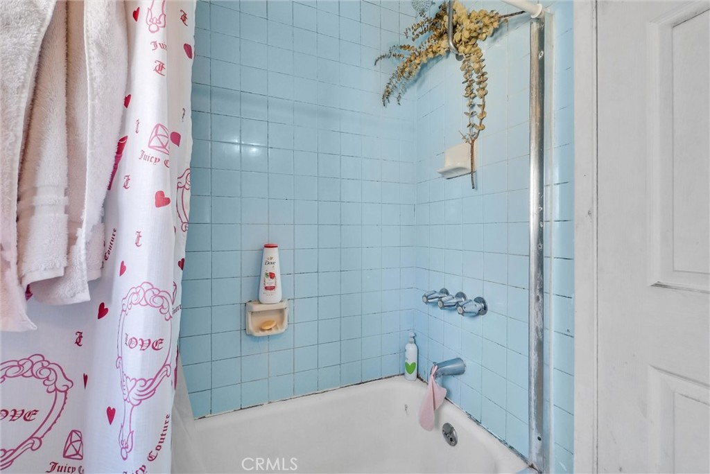 https://media.crmls.org/medias/63cbcefd-286f-432e-9af3-73db6baffa33.jpg?preset=X-Large