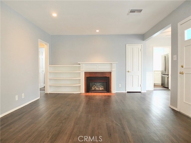 Detail Gallery Image 2 of 7 For 1726 N Clybourn Ave, Burbank,  CA 91505 - 2 Beds | 1 Baths