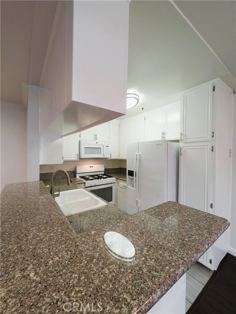 Detail Gallery Image 5 of 28 For 11162 Camarillo St #206,  –,  CA 91602 - 2 Beds | 2 Baths