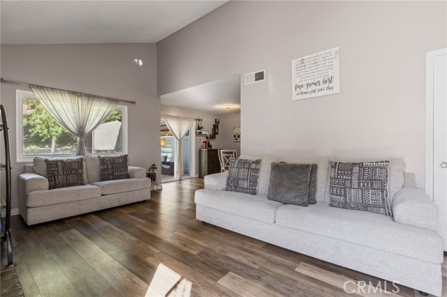 Detail Gallery Image 4 of 44 For 25259 Avenida Dorena, Newhall,  CA 91321 - 3 Beds | 2 Baths