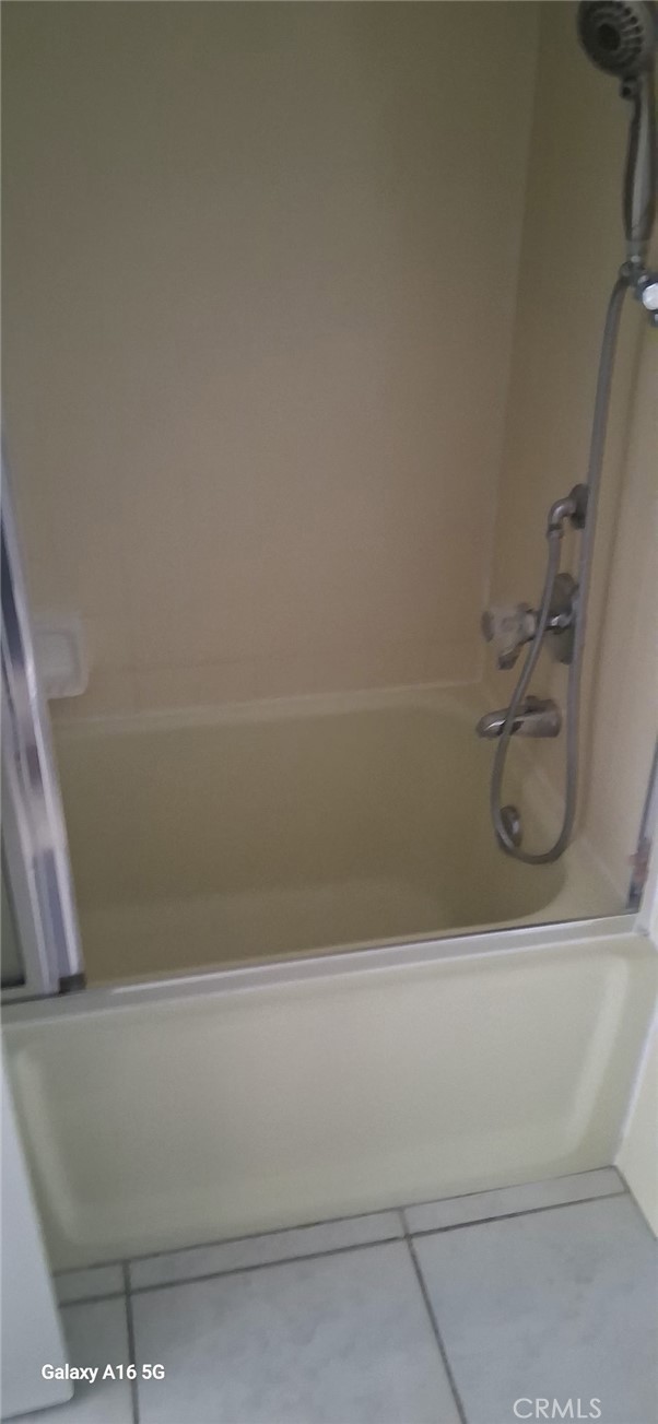 Upstairs tub/shower