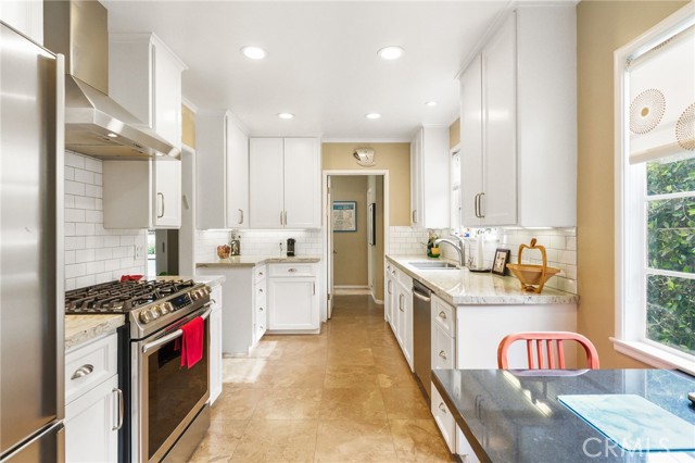 Detail Gallery Image 9 of 55 For 14060 Chandler Bld, Sherman Oaks,  CA 91401 - 3 Beds | 2 Baths