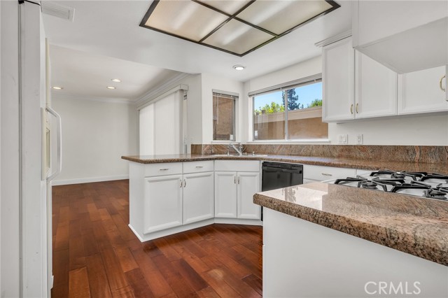 335 Sprucewood Avenue, Oak Park CA: https://media.crmls.org/medias/63d97043-0b9e-4e1c-8709-dec9ceb04f64.jpg
