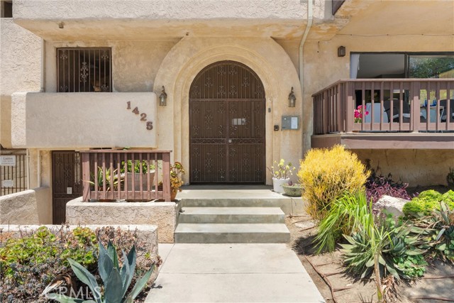 1425 E 2nd Street, Long Beach CA: https://media.crmls.org/medias/63d9af54-1711-4b7f-99f4-2e2c38dcd960.jpg