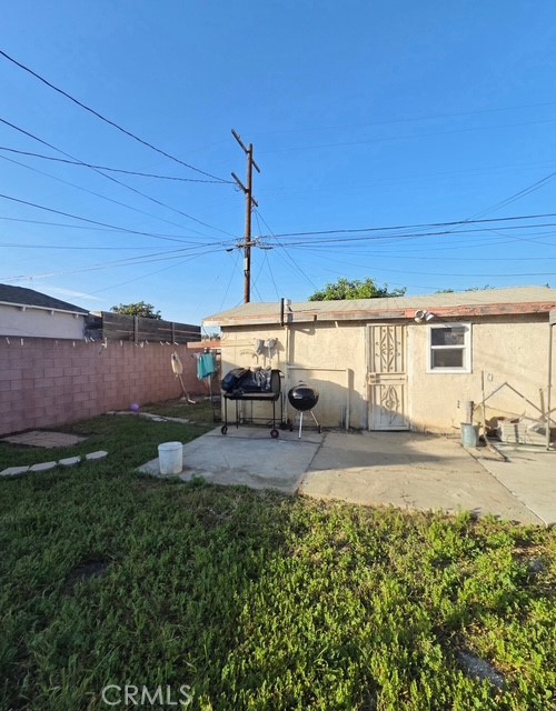 Detail Gallery Image 2 of 3 For 11867 S Broadway, Los Angeles,  CA 90061 - 2 Beds | 1 Baths