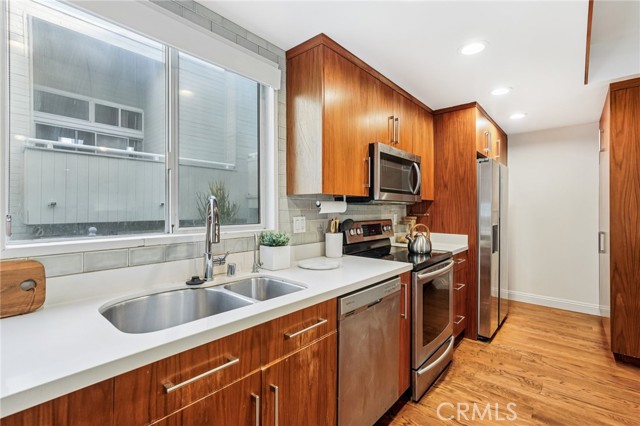 Detail Gallery Image 7 of 31 For 3101 5th St #3,  Santa Monica,  CA 90405 - 2 Beds | 1/1 Baths