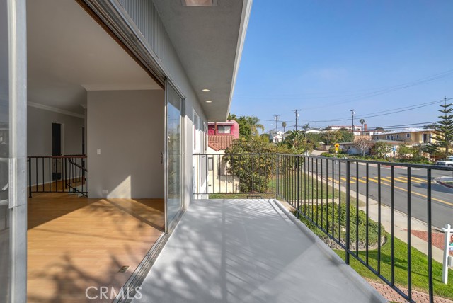 357 Meadows Avenue, Manhattan Beach, California 90266, 4 Bedrooms Bedrooms, ,3 BathroomsBathrooms,Residential,Sold,Meadows,SB21238210