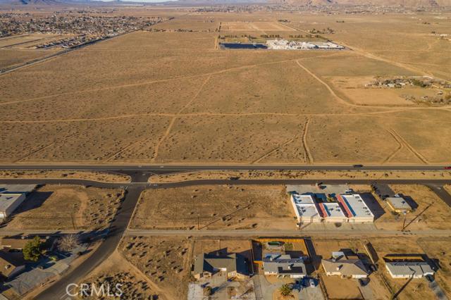 706 Outer Hwy 18 S, Apple Valley CA: https://media.crmls.org/medias/63e1071a-d47c-497b-9f61-8e5974443827.jpg