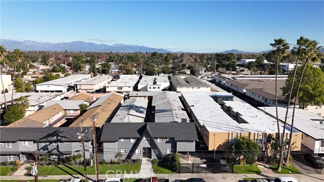 6640 Darby Avenue, Reseda CA: https://media.crmls.org/medias/63e26825-ebac-435e-8d6e-7ecfb505b338.jpg