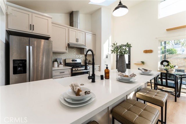 Detail Gallery Image 7 of 33 For 16122 San Fernando Mission Bld, Granada Hills,  CA 91344 - 5 Beds | 5 Baths