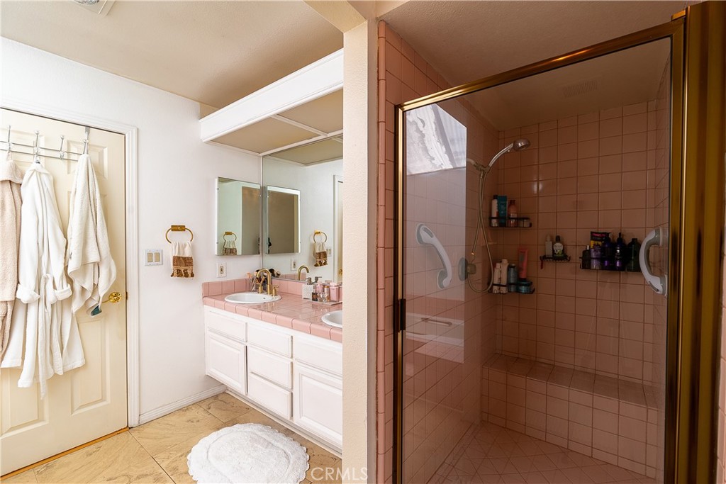 https://media.crmls.org/medias/63e4a9b0-b339-4e02-b2cc-d8cc854edbe6.jpg?preset=X-Large