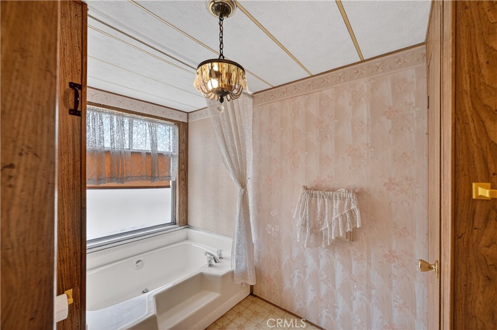 https://media.crmls.org/medias/63e53a51-c390-4f57-be54-608057c6d33d.jpg?preset=X-Large