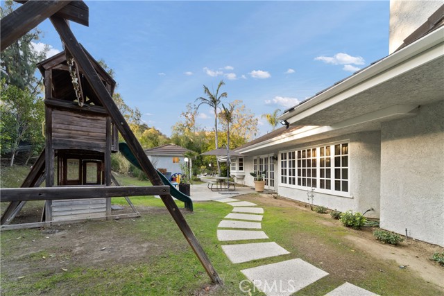 6011 Paseo La Vista, Woodland Hills CA: https://media.crmls.org/medias/63e7a5d1-cee8-469e-a327-9257a2583815.jpg
