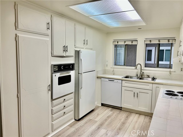 Detail Gallery Image 9 of 25 For 2114 via Puerta #P,  Laguna Woods,  CA 92637 - 2 Beds | 2 Baths