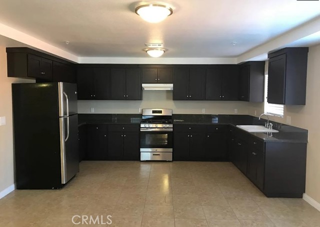 Detail Gallery Image 4 of 8 For 1663 E 85th St, Los Angeles,  CA 90001 - 4 Beds | 2 Baths