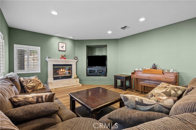 Detail Gallery Image 16 of 72 For 15355 Michael Crest Dr, Canyon Country,  CA 91387 - 5 Beds | 3/1 Baths