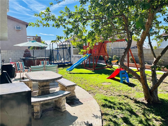 Detail Gallery Image 9 of 10 For 15629 Aerostar Ct, Fontana,  CA 92336 - 4 Beds | 2/1 Baths