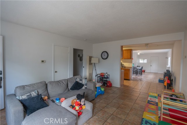 3930 Carmelina Street, San Bernardino CA: https://media.crmls.org/medias/63faf5f2-dedb-4d22-91a4-26ff7216edec.jpg